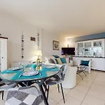 1 Bedroom Stunning In Апартаменти Руаян